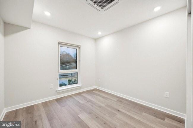 Building Photo - 3449 Scotts Ln