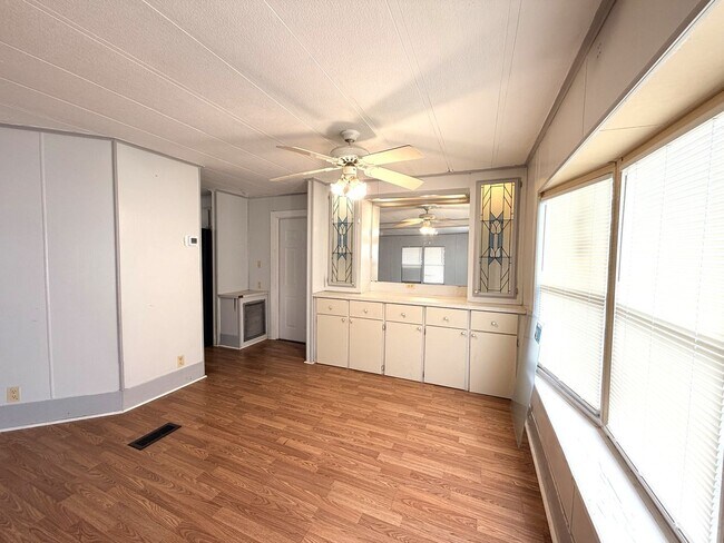 Building Photo - OVERSIZED 2/2 IN QUIET NEIGHBORHOOD!