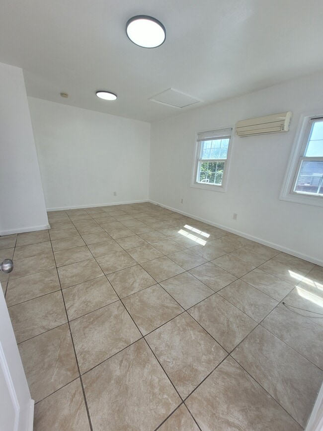 Building Photo - 10301 Dalerose Ave