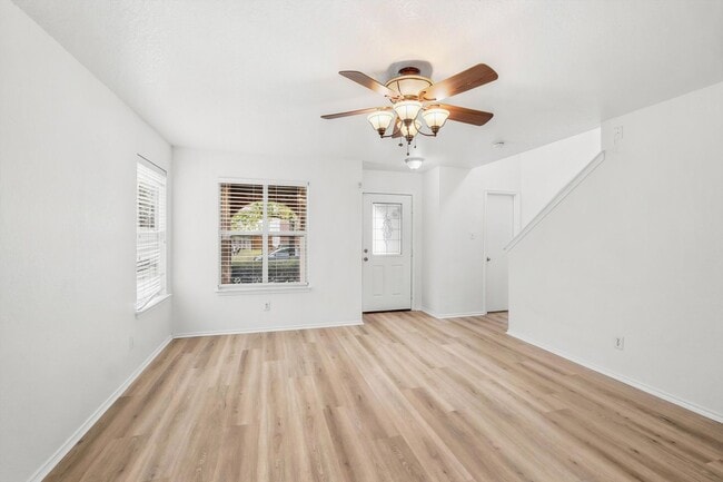 Building Photo - Freshly Painted 3 bedroom home!