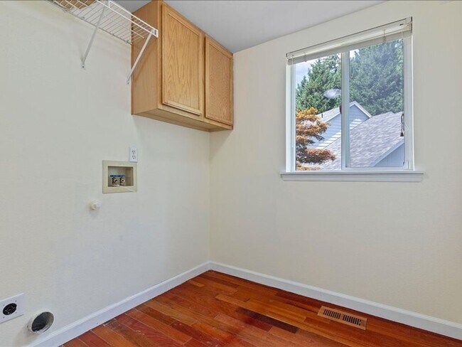 Building Photo - FOR RENT: MRS. CLEAN LIVED HERE! LOVELY HILLSBORO HOME AVAILABLE NOW! 4 BED, 2.5 BATH, 2 CAR GAR,...