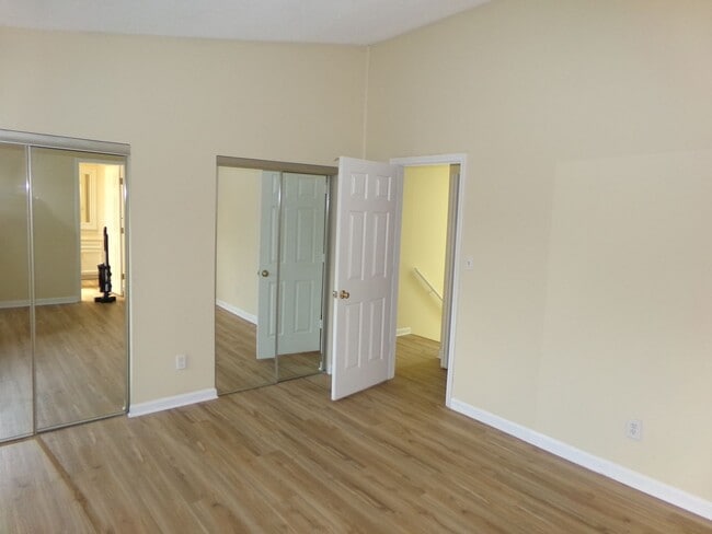 Building Photo - Tow level living