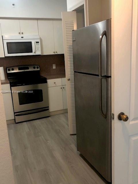 Building Photo - 9300 Fontainebleau Blvd