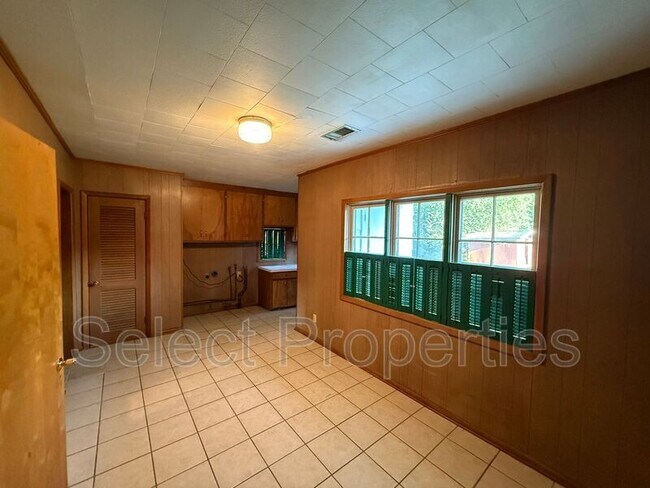 Building Photo - 1600 W Nettleton Ave
