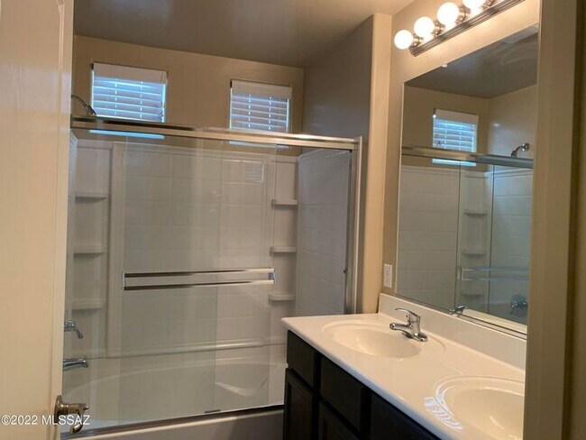 Building Photo - Spacious 3-Bed, 3-Bath Tucson Condo w/ Gar...