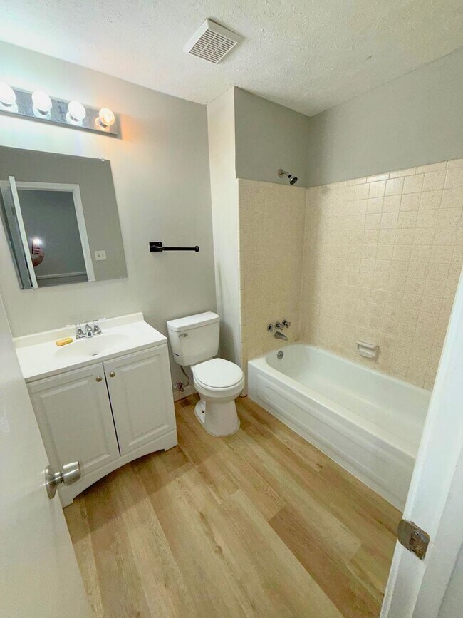 Building Photo - AVAILABLE NOW!!!