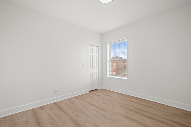 Building Photo - 3049 W Berteau Ave