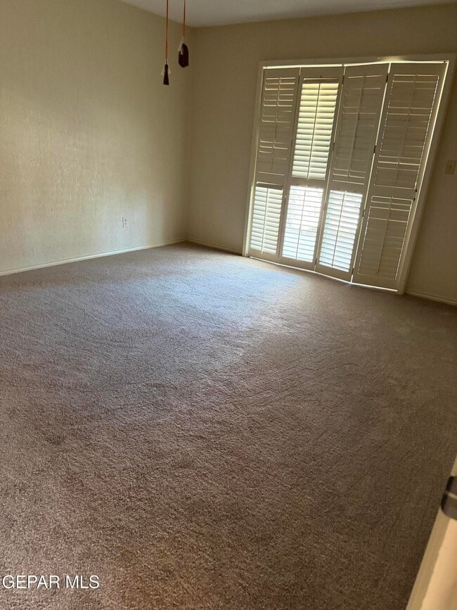 Building Photo - 320 Thunderbird Dr