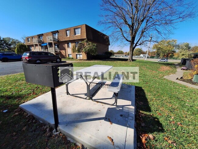 Building Photo - 904 Amhurst Dr