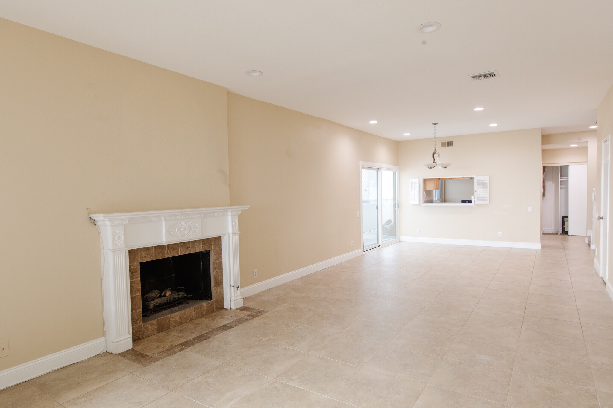 Building Photo - 10933 Wellworth Ave