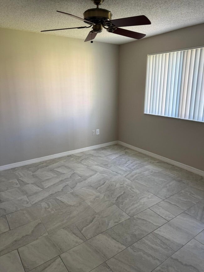 Building Photo - 500 Crestwood Ct S