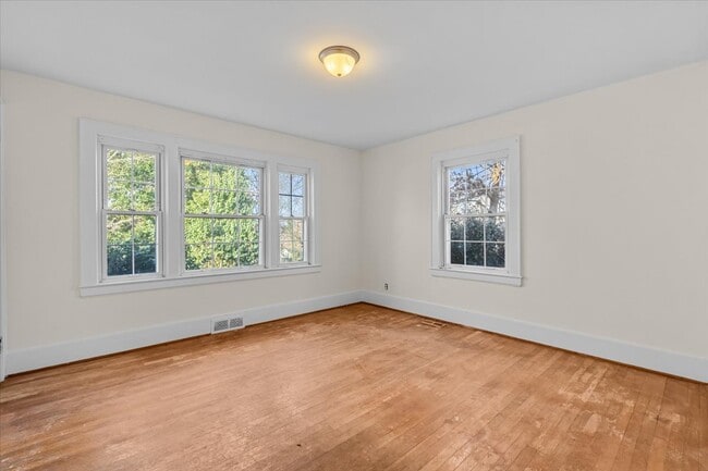 Building Photo - 807 Shamrock Rd