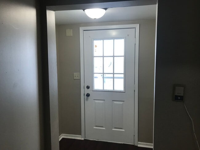 Building Photo - 812 E 7th St