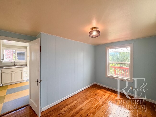 Building Photo - Charming 2-Bedroom Home with Renovated Bath, Hardwood Floors & Spacious Fenced Yard