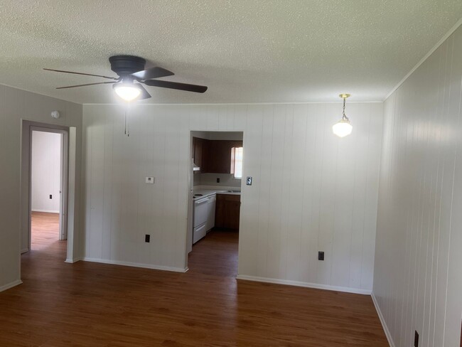 Building Photo - 2 Bed 1 Bath Duplex