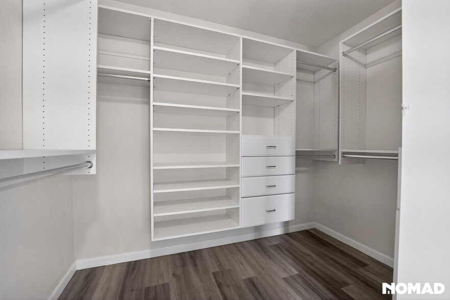 Building Photo - 454 E 77th Pl