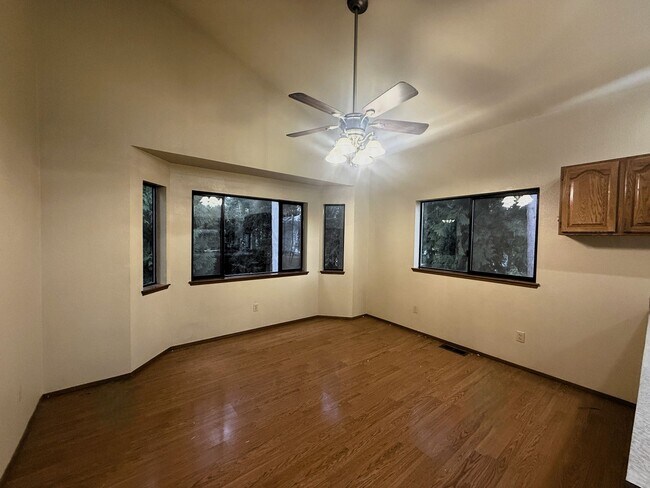 Building Photo - 3 BED 2.5 BATH WITH DAYLIGHT BASEMENT & BONUS ROOM - SPACIOUS CORNER LOT