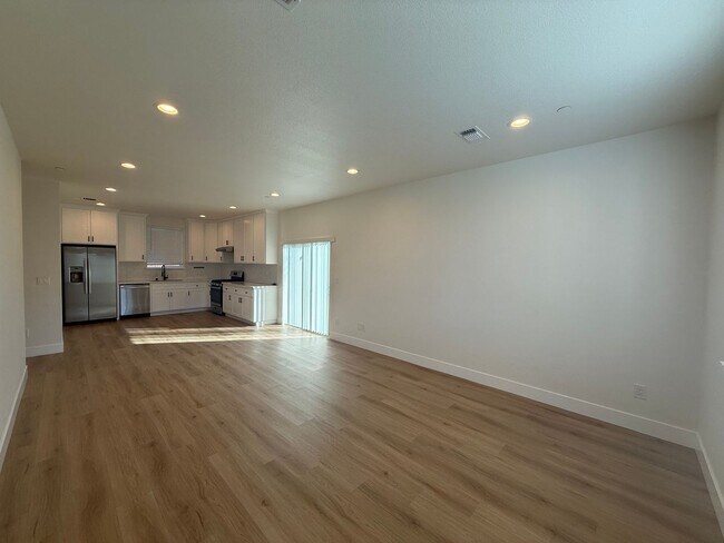 Building Photo - 8461001/85