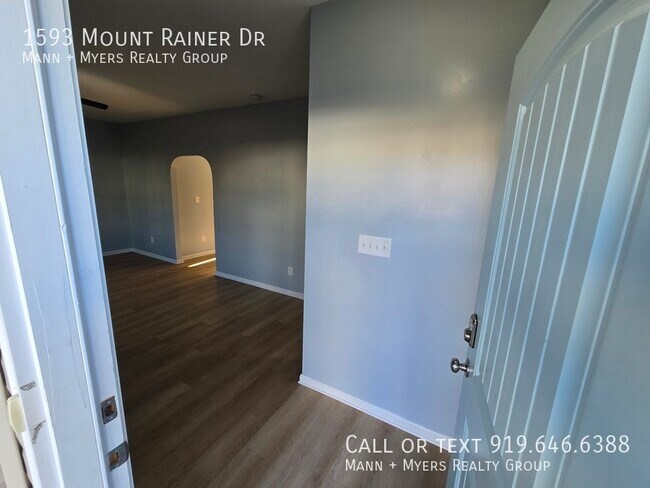 Building Photo - 1593 Mount Rainer Dr