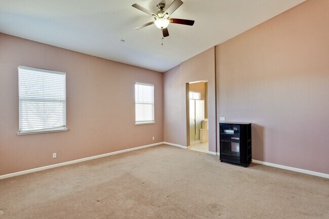 Building Photo - Spacious 3 Bedroom, 2 Bathroom Home with D...