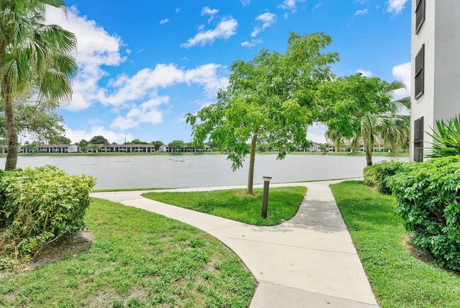 Building Photo - 212 Lake Pointe Dr