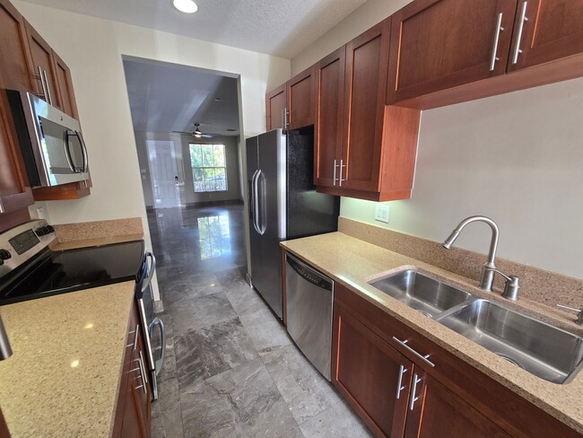 Building Photo - SPACIOUS 1 BEDROOM UNIT IS IN A HIGHLY SOU...