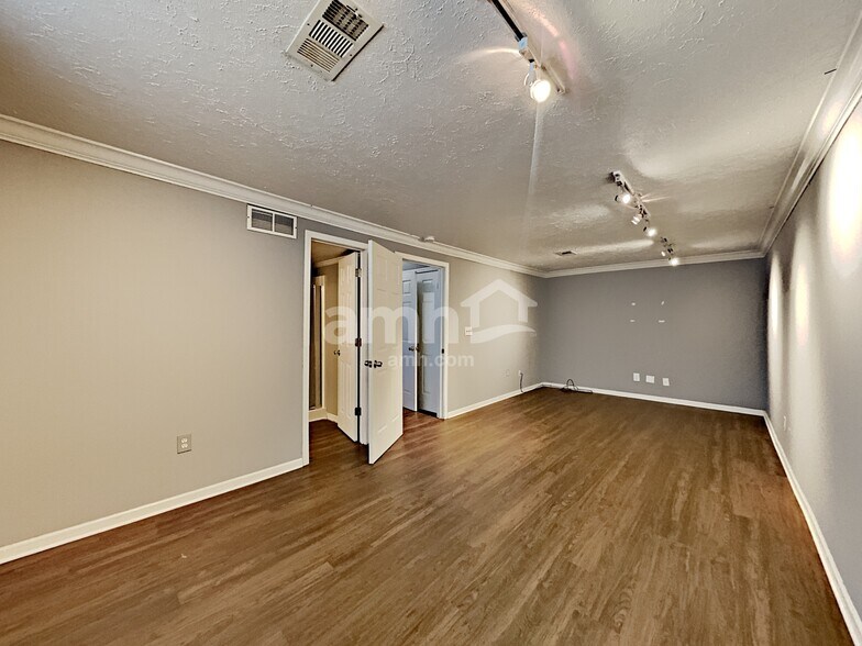 Building Photo - 136 River Walk