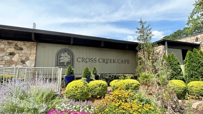 Building Photo - Rare Cross Creek 2 Bedroom-2.5 Bathroom Townhouse, Available NOW!