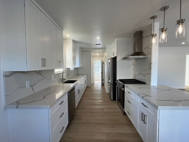 Building Photo - Valley Village 3+1 w/bonus room, all appli...