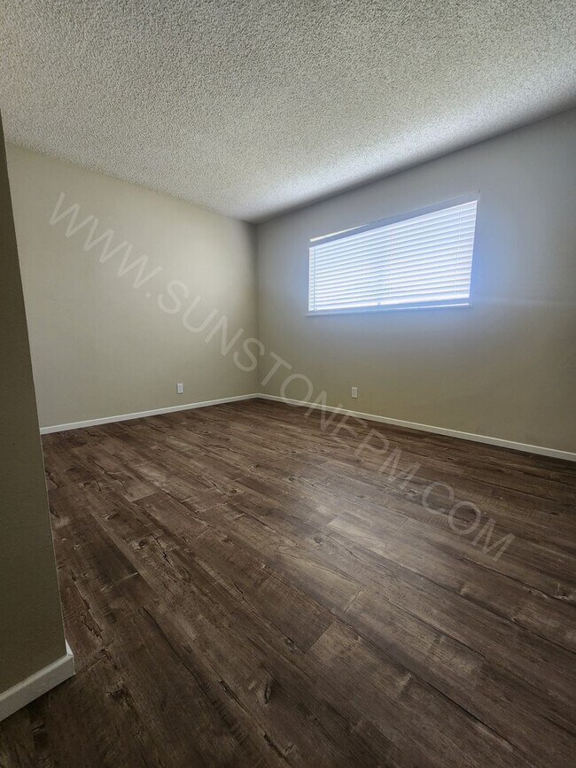 Building Photo - 3 bedroom, 2 bathroom