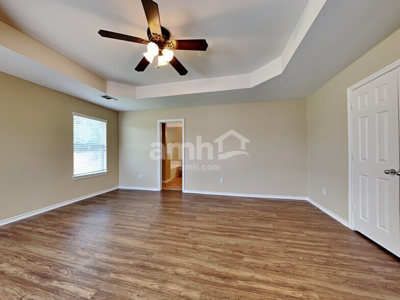 Building Photo - 5700 Creekway Dr