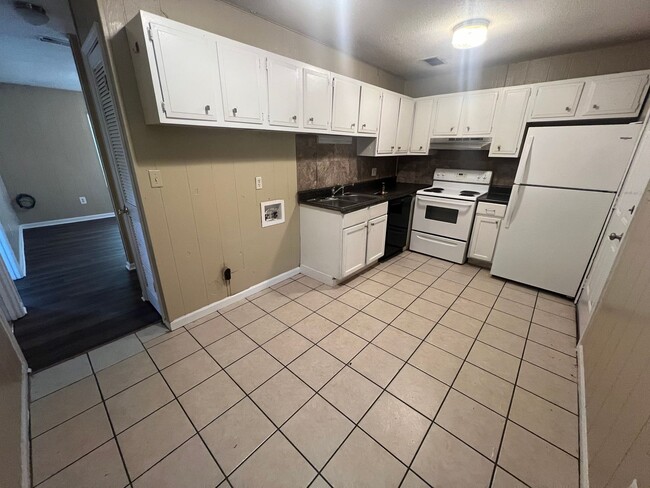 Building Photo - 2 Bedroom 1 Bathroom Duplex in Winterville!