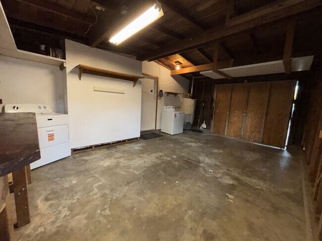 Building Photo - 3/1 in East Davis, New windows, new floors, new paint!