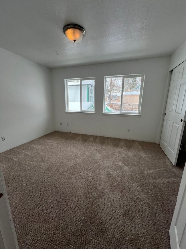 Building Photo - 2 Bedroom, 1.5 Bathroom Townhouse