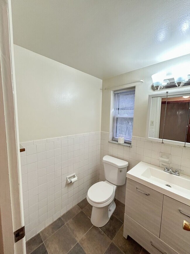 Building Photo - 1028 Fleming St