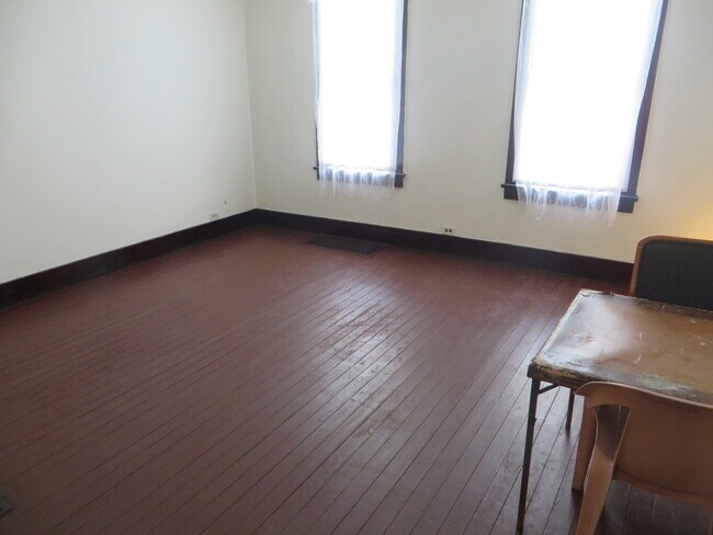 Building Photo - Large Three Bedroom, 1.5 Bathroom Home hal...