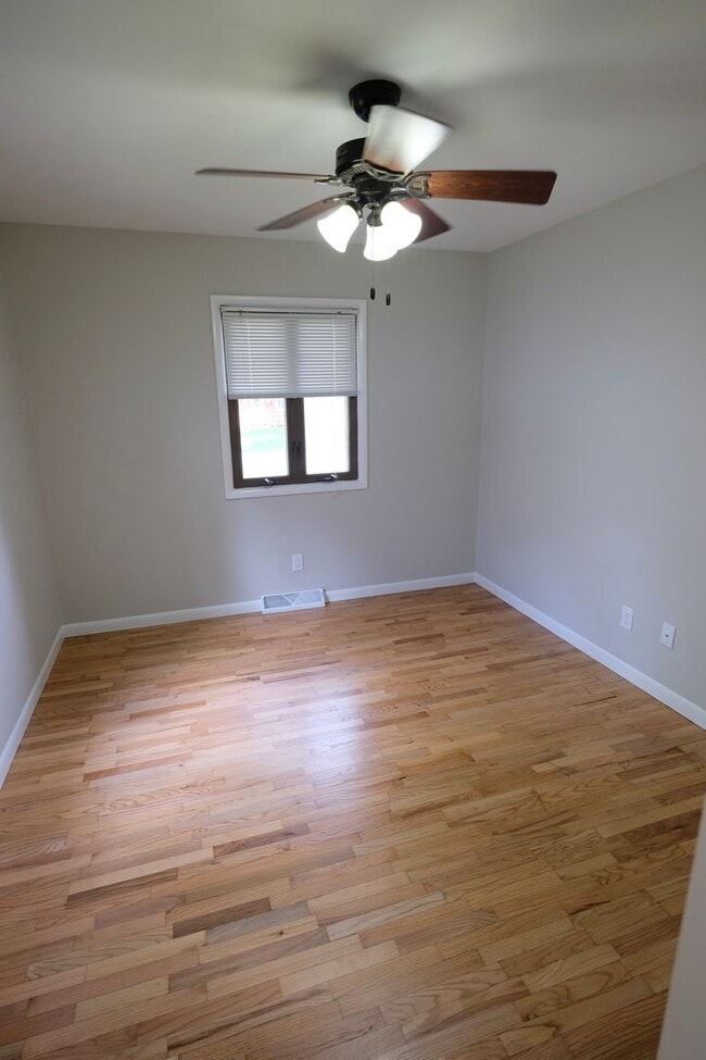 Building Photo - Just Remodeled!  3 Bedroom 1 Bath near jus...