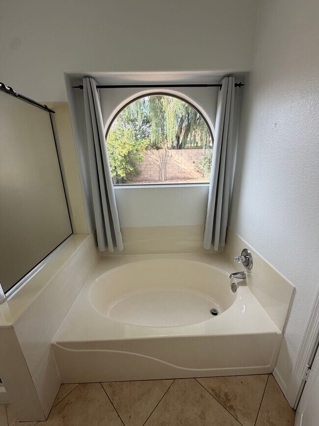 Building Photo - Stunning 3 bedroom, 2 bath home