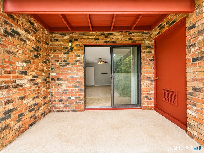 Building Photo - 10 Woodsedge Dr