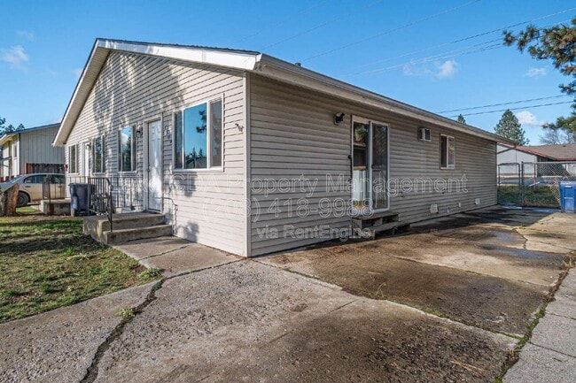 Building Photo - 1419 E Stiner Ave