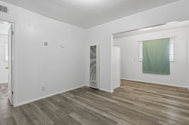 Building Photo - 79904$600 rent. Water and trash included in this 1 bedroom 1 bath apartment.