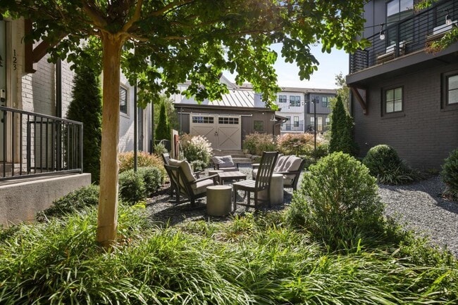 Building Photo - 121 Chestnut Cir