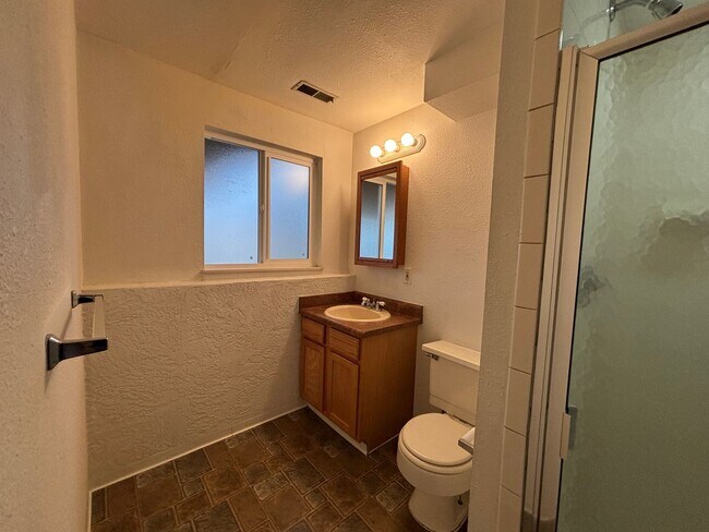 Building Photo - 5 Bed, 2 Bath Ranch-style w/ A/C! - Available Now! - MileStone Real Estate Services