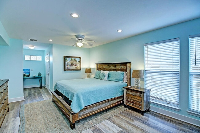 Building Photo - 9 La Playa