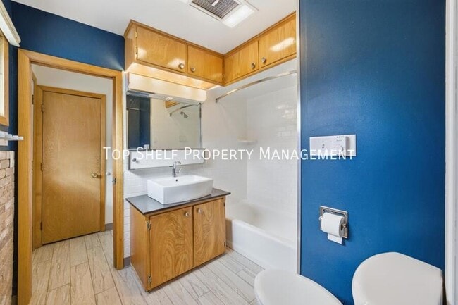 Building Photo - 502 Lacona Ave