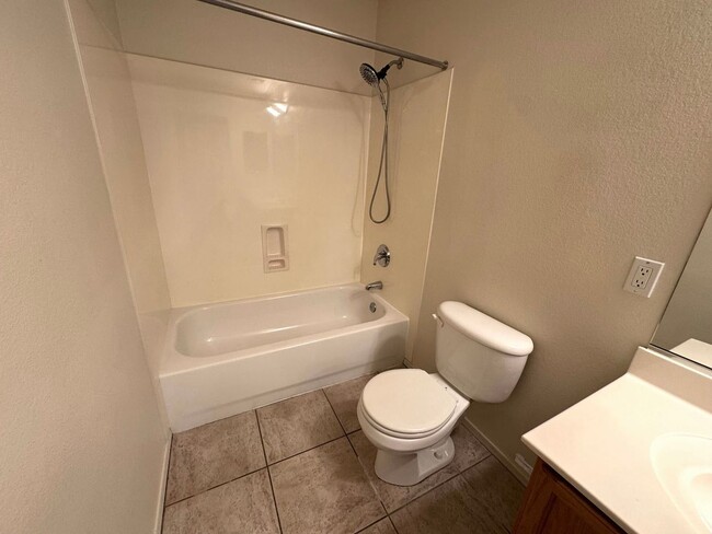 Building Photo - 3 bedroom plus den, 2 bath, on the golf co...