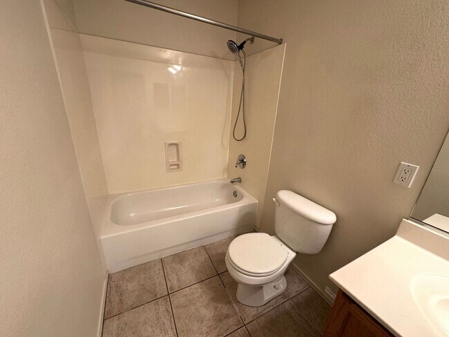 Building Photo - Spacious 3 Bedroom plus Den, 2 Bath, Golf ...