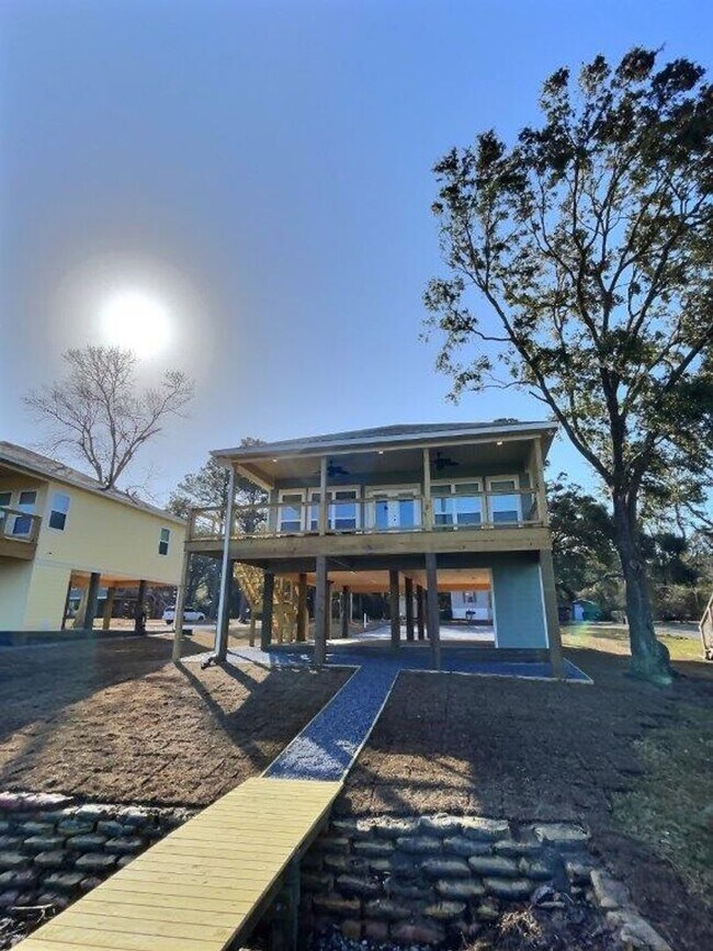 Building Photo - Fully furnished 2-bedroom house on the bayou!