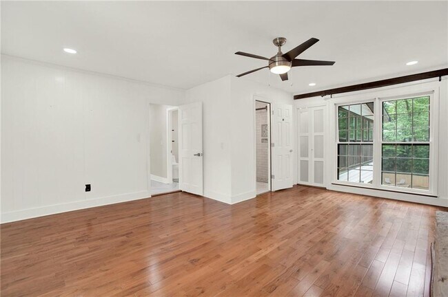 Building Photo - 3270 Brookview Dr