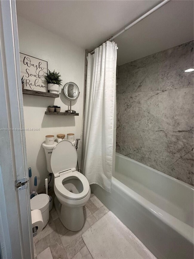 Building Photo - 3701 N Country Club Dr